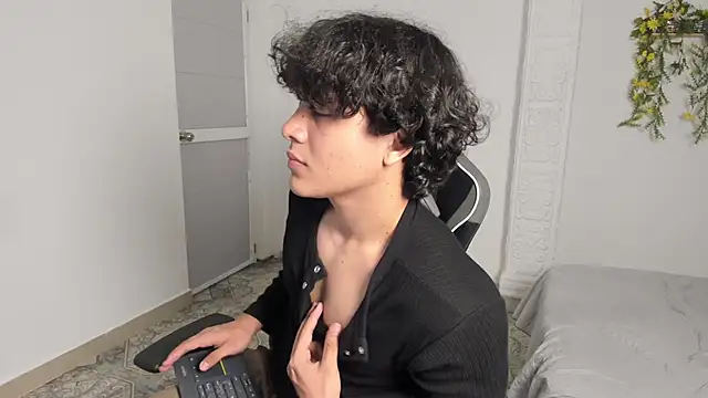 Snapshot of latin_beast4 chatting on June 17, 2026, 8:08 pm latin beast4 online show from June 17, 2026, 8:08 pm