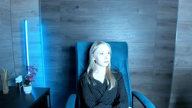 LovvieLov online show from May 5, 2026, 4:54 pm
