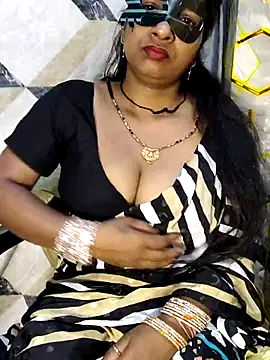 Snapshot of Juli_80 chatting on May 15, 2026, 7:45 pm Juli 80 online show from May 15, 2026, 7:45 pm