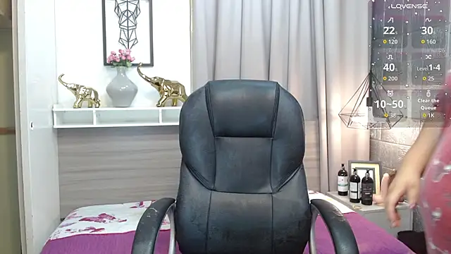 Snapshot of Princess_Xoxo chatting on May 17, 2026, 12:21 am Princess Xoxo online show from May 17, 2026, 12:21 am