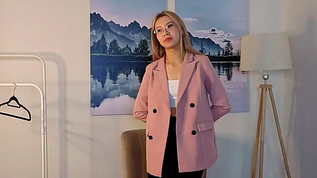 VickyVantull online show from May 8, 2026, 5:33 am