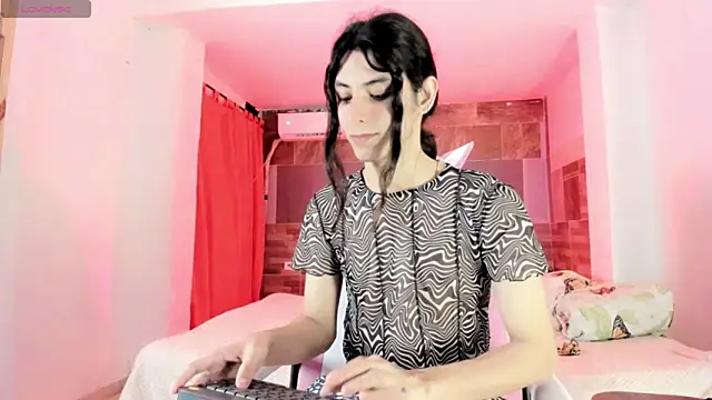 Snapshot of angel_hass18 chatting on June 19, 2026, 1:00 am angel hass18 online show from June 19, 2026, 1:00 am