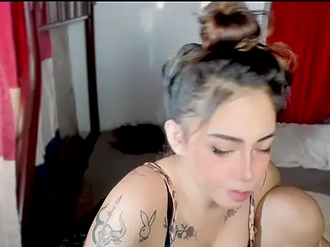 Snapshot of ArianaLore chatting on July 5, 2026, 8:21 am ArianaLore online show from July 5, 2026, 8:21 am