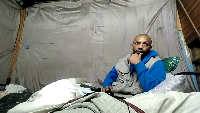 Snapshot of Camodick chatting on August 5, 2026, 10:37 pm Camodick online show from August 5, 2026, 10:37 pm