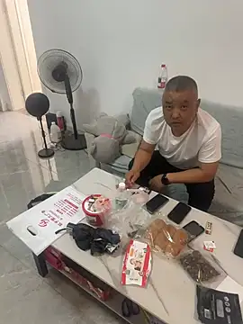 fuguangfei002 online show from May 9, 2026, 6:11 pm