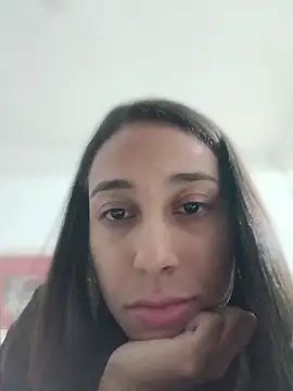 modelisa01 online show from May 11, 2026, 9:56 pm