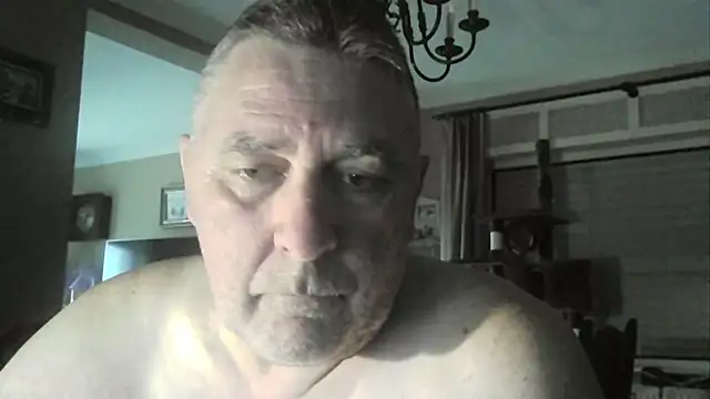 Snapshot of edje59a chatting on October 9, 2025, 6:14 am edje59a online show from October 9, 2025, 6:14 am