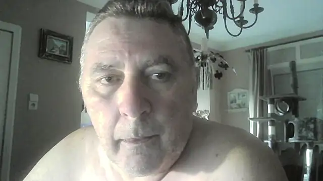Snapshot of edje59a chatting on October 30, 2025, 7:28 am edje59a online show from October 30, 2025, 7:28 am