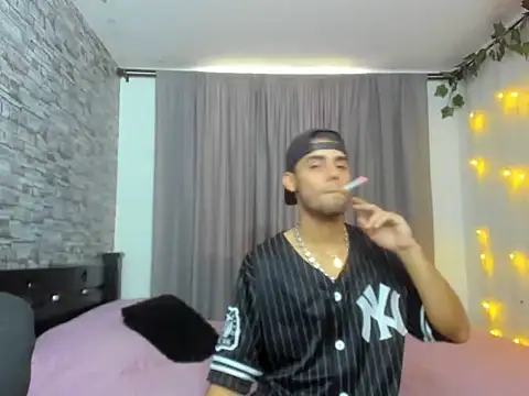 Snapshot of AlexBunny_ chatting on May 20, 2026, 6:49 pm AlexBunny online show from May 20, 2026, 6:49 pm