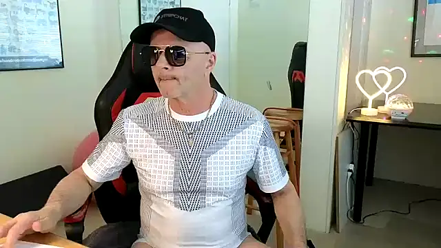 hotdadbod online show from February 9, 2025, 9:39 pm