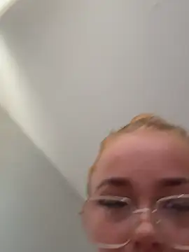 Snapshot of miaflowerxx chatting on July 7, 2026, 12:20 pm miaflowerxx online show from July 7, 2026, 12:20 pm