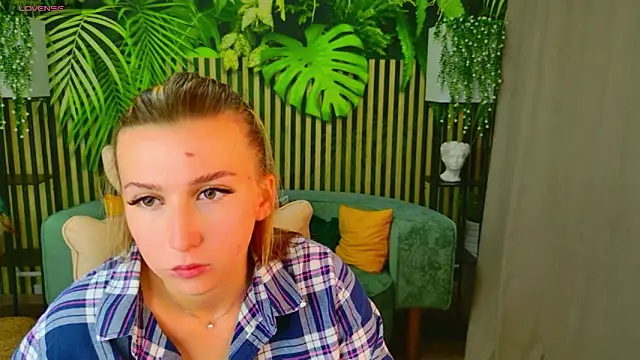 AliciaColon online show from May 14, 2026, 1:52 pm