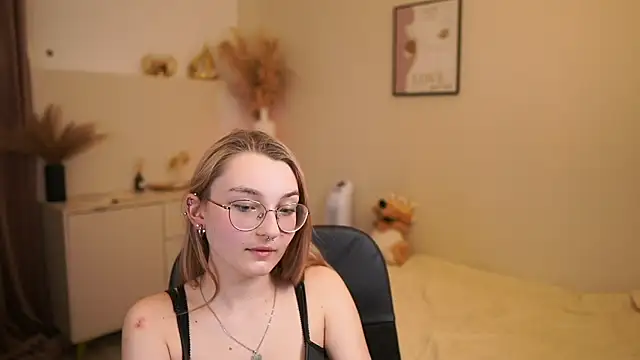 Sophielux18 online show from May 18, 2026, 2:22 pm