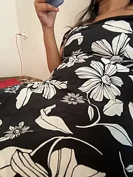 Snapshot of Alina_Love22 chatting on August 5, 2026, 6:51 am Alina Love22 online show from August 5, 2026, 6:51 am