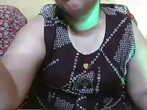 Snapshot of whitee_girl chatting on May 18, 2026, 4:45 pm whitee girl online show from May 18, 2026, 4:45 pm