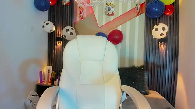 MadisonYoung000 online show from June 27, 2026, 1:17 pm