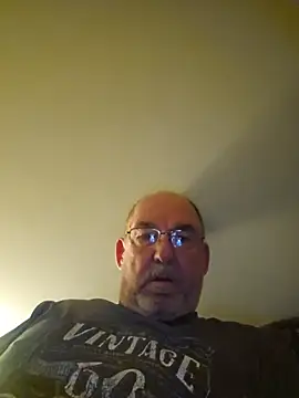Snapshot of shyguytm chatting on June 14, 2026, 9:54 am shyguytm online show from June 14, 2026, 9:54 am