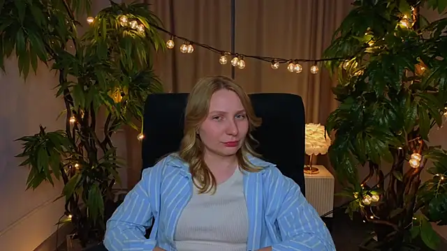 Snapshot of VioletSpencer chatting on May 23, 2026, 1:43 pm VioletSpencer online show from May 23, 2026, 1:43 pm