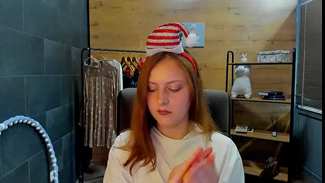 LauraaJohnson online show from May 19, 2026, 1:29 pm