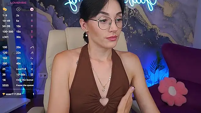 Snapshot of EviiLune chatting on August 4, 2026, 6:07 am EviiLune online show from August 4, 2026, 6:07 am