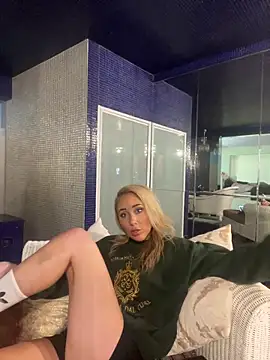 Snapshot of MirrorMia chatting on May 19, 2026, 10:44 am MirrorMia online show from May 19, 2026, 10:44 am