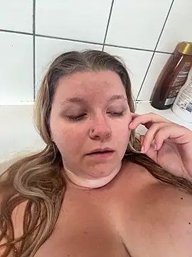 Snapshot of LucieLouBabe chatting on June 5, 2026, 10:43 am LucieLouBabe online show from June 5, 2026, 10:43 am