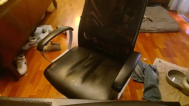 Snapshot of Clevername90 chatting on February 15, 2025, 6:01 pm Clevername90 online show from February 15, 2025, 6:01 pm