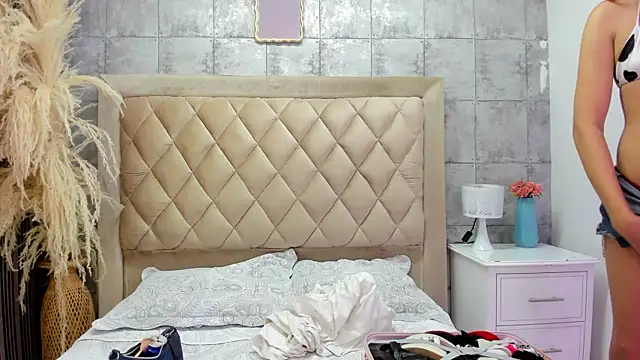 CleoFoxxx  online show from June 10, 2026, 1:01 pm