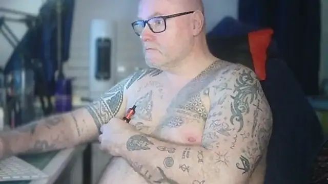 Snapshot of Tattooed_Dilf_01 chatting on May 29, 2026, 10:16 pm Tattooed Dilf 01 online show from May 29, 2026, 10:16 pm