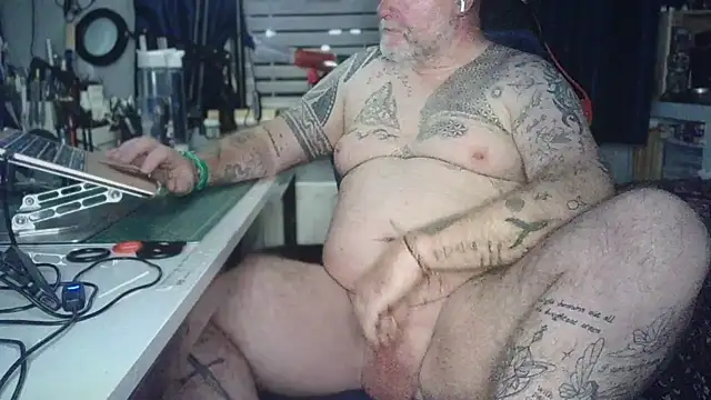 Snapshot of Tattooed_Dilf_01 chatting on August 1, 2026, 1:14 am Tattooed Dilf 01 online show from August 1, 2026, 1:14 am