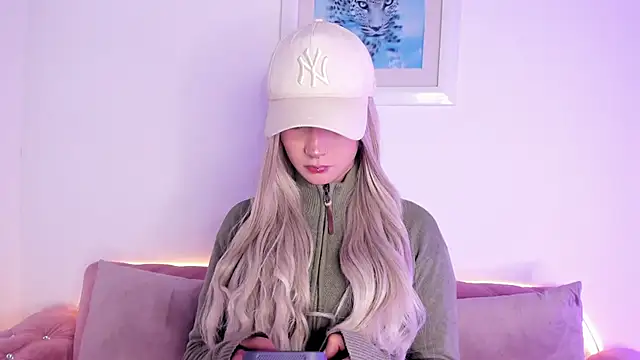 SophieMoneet online show from May 26, 2026, 12:36 pm