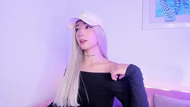 SophieMoneet online show from May 27, 2026, 12:45 pm