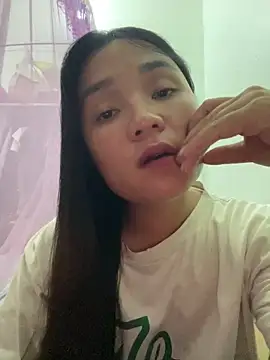 Snapshot of Luna-mi chatting on May 28, 2026, 1:28 pm Luna-mi online show from May 28, 2026, 1:28 pm