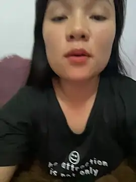 Snapshot of Luna-mi chatting on May 27, 2026, 2:24 pm Luna-mi online show from May 27, 2026, 2:24 pm