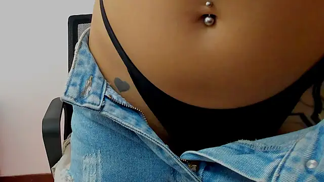 Snapshot of SarahRouge chatting on June 10, 2026, 11:28 pm SarahRouge online show from June 10, 2026, 11:28 pm