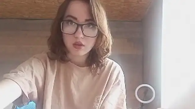 Snapshot of OliviaMoment chatting on June 14, 2026, 9:10 am OliviaMoment online show from June 14, 2026, 9:10 am
