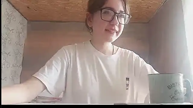 Snapshot of OliviaMoment chatting on July 6, 2026, 8:21 am OliviaMoment online show from July 6, 2026, 8:21 am