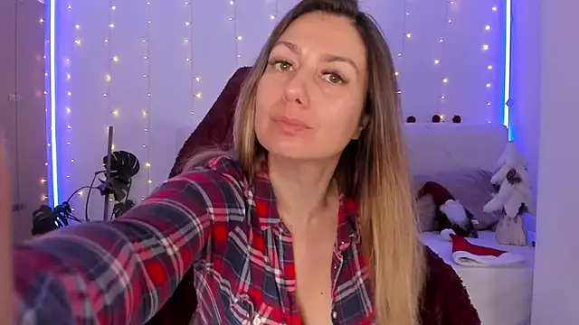 Snapshot of LindaWhite_ chatting on December 5, 2025, 4:27 pm LindaWhite online show from December 5, 2025, 4:27 pm