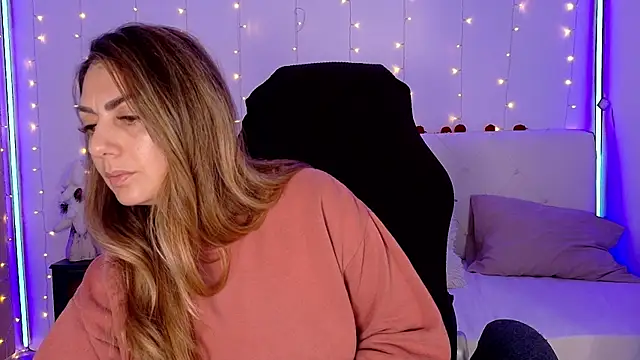 Snapshot of LindaWhite_ chatting on December 14, 2025, 10:04 pm LindaWhite online show from December 14, 2025, 10:04 pm