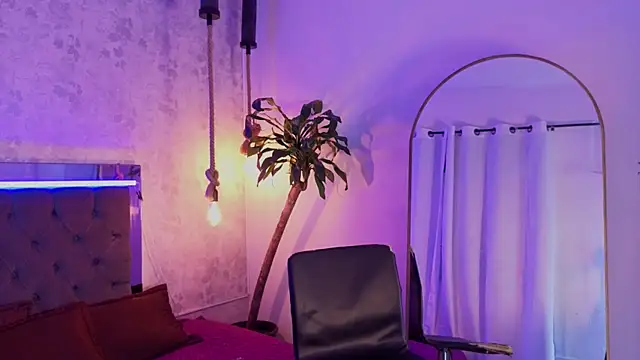 Snapshot of chloe_bronze chatting on July 14, 2026, 2:05 am chloe bronze online show from July 14, 2026, 2:05 am