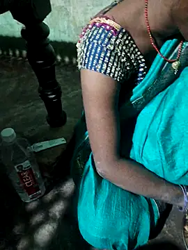 Snapshot of desiwife123coupl chatting on July 21, 2026, 5:14 pm desiwife123coupl online show from July 21, 2026, 5:14 pm