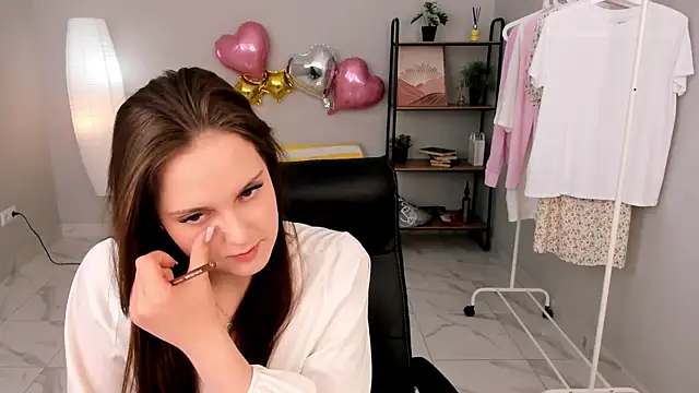 April Mills  online show from June 3, 2026, 2:33 pm