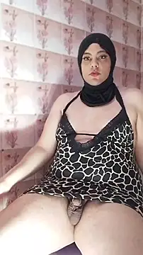Snapshot of LenaQPeach chatting on July 5, 2026, 1:32 am LenaQPeach online show from July 5, 2026, 1:32 am
