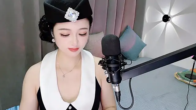 Snapshot of Momo-Wow chatting on June 18, 2026, 6:12 am Momo-Wow online show from June 18, 2026, 6:12 am