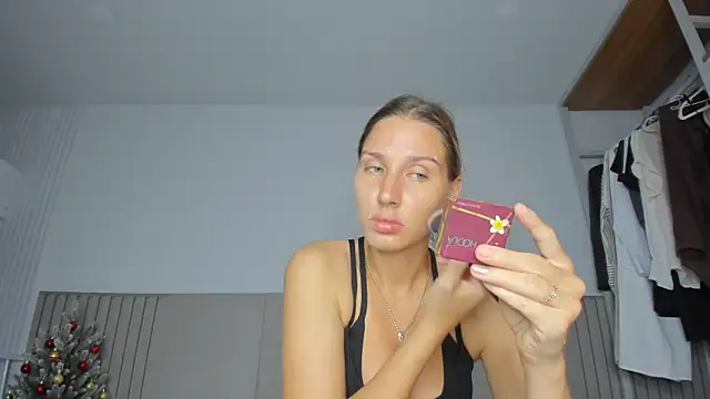 SofiClimbing online show from December 19, 2025, 1:42 am