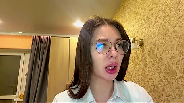 Phoebe555 online show from June 3, 2026, 2:33 pm