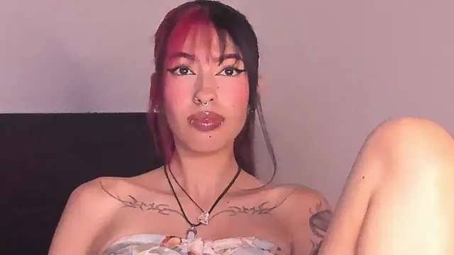 Snapshot of EvaBenely_ chatting on August 3, 2026, 7:38 am EvaBenely online show from August 3, 2026, 7:38 am