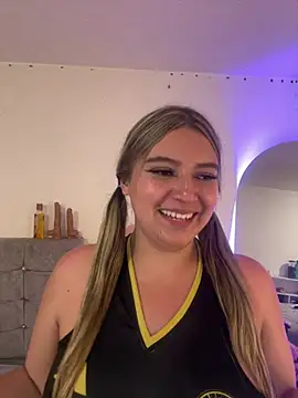 Snapshot of Sabrina1_Charm chatting on June 20, 2026, 12:59 am Sabrina1 Charm online show from June 20, 2026, 12:59 am