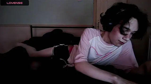 Snapshot of Straything chatting on June 30, 2026, 7:03 pm Straything online show from June 30, 2026, 7:03 pm