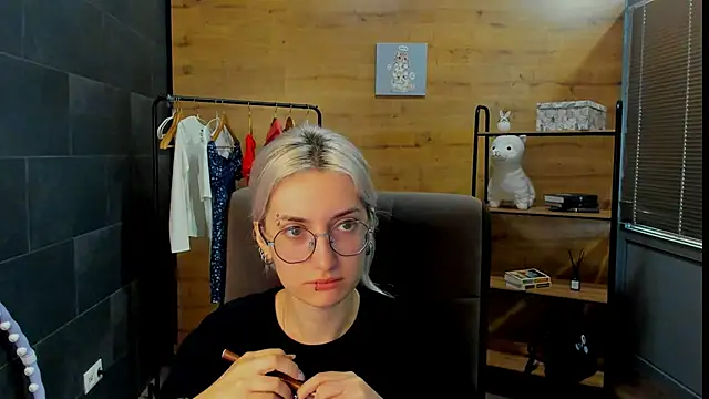 Snapshot of DaisyHopkins chatting on June 20, 2026, 9:47 am DaisyHopkins online show from June 20, 2026, 9:47 am
